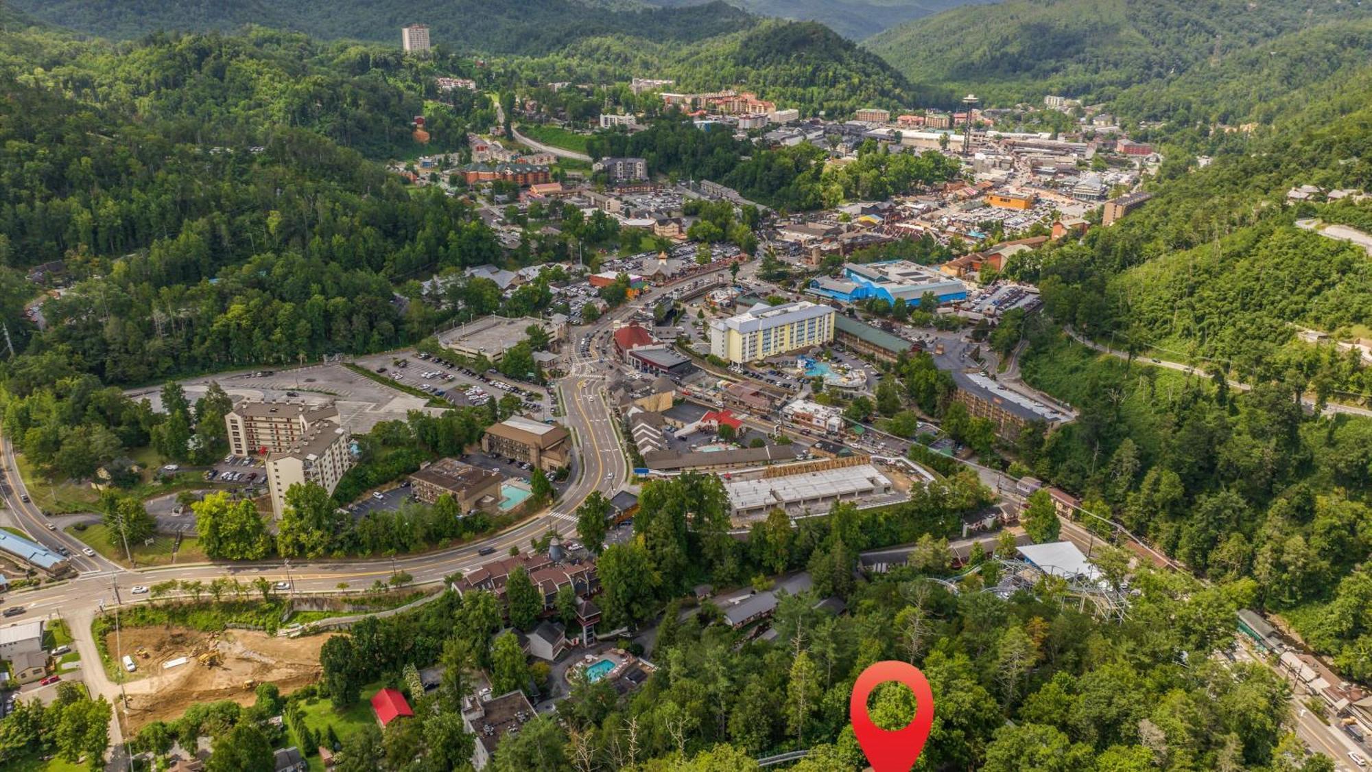 Whiskey Ridge Lodge, A Restored 1940S Gem, 2 Mins From Downtown, Breathtaking City Views, Custom Game Room, And Spacious Elegance Gatlinburg Exterior foto